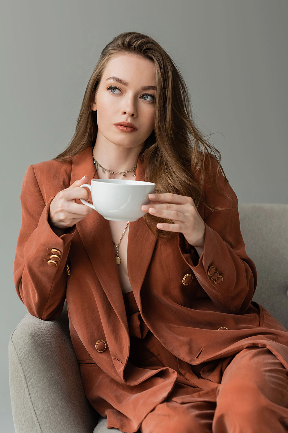 mujer-elegante-toma-cafe-con-vestido-marron_cafes-y-zumos(960x1440)